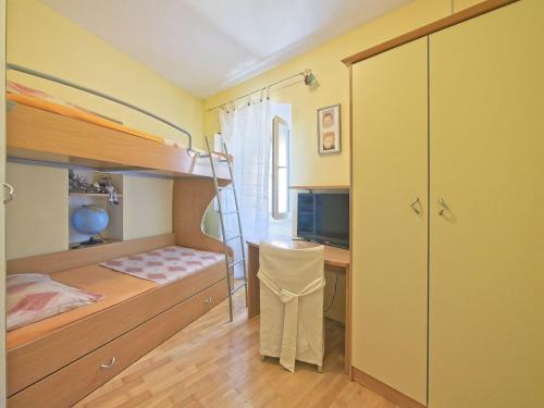 Un dormitorio con una litera y un escritorio. en Apartments with parking space Postira, Brac - 11582, en Postira