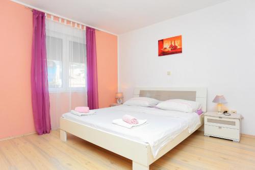 Apartments with hot tub Kastel Kambelovac, Kastela - 15885
