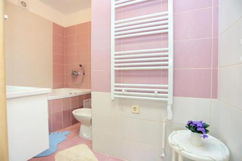 Apartments with hot tub Kastel Kambelovac, Kastela - 15885