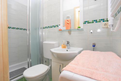 Apartments with hot tub Kastel Kambelovac, Kastela - 15885