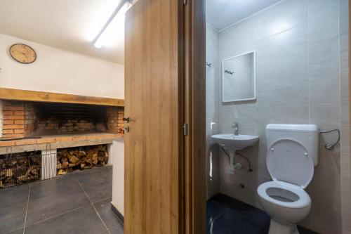 Phòng tắm tại Family friendly house with a parking space Stikada, Velebit - 24937