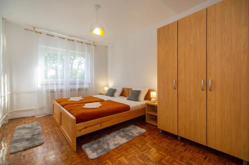 Giường trong phòng chung tại Family friendly house with a parking space Stikada, Velebit - 24937