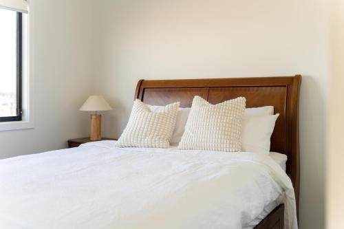 Postel nebo postele na pokoji v ubytování A Quiet Bright & Stylish Family Home