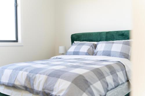 Postel nebo postele na pokoji v ubytování A Quiet Bright & Stylish Family Home