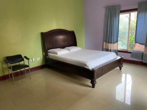 Un dormitorio con una cama, una silla y una ventana en Casa Del Mar Apartments, en Brufut