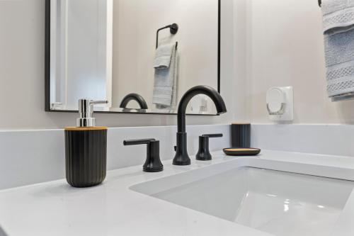 Ένα μπάνιο στο Lux 2Bedroom Apartment in Dupont Circle