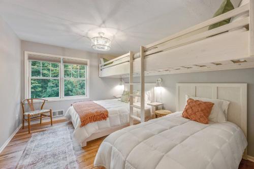 1 Schlafzimmer mit 2 Betten und 1 Hochbett in der Unterkunft White Cedar Retreat in Ellison Bay