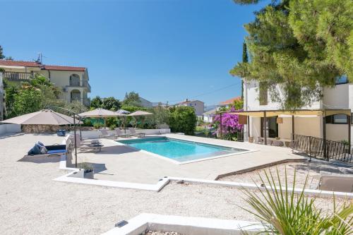 Seaside family friendly house with a swimming pool Arbanija, Ciovo - 24430