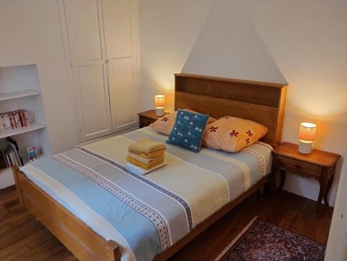 En eller flere senge i et værelse på Charming apartment Paris