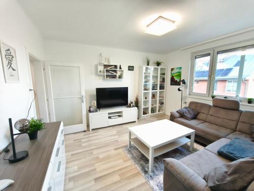 TV a/nebo společenská místnost v ubytování Big 1 Bedroom Apartment near Airport & City Center