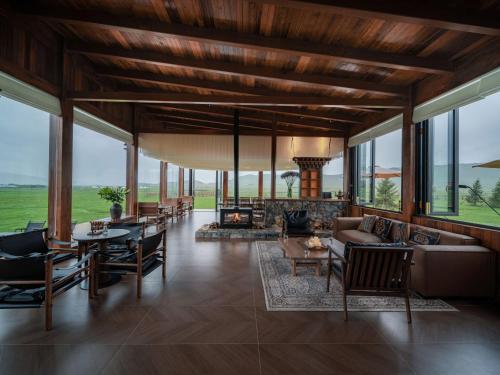 een woonkamer gevuld met meubels en een open haard bij Hongyuan Weilu Nomadic Luxury Camp in Hongyuan
