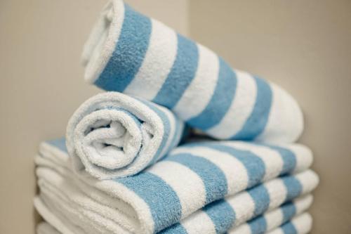 una pila di asciugamani sovrapposti l'uno all'altro di Prinsen Retreat a Ellison Bay