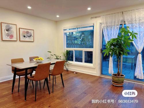 Φωτογραφία από το άλμπουμ του Quiet Queen Bedroom near Finch Birchmunt στο Τορόντο