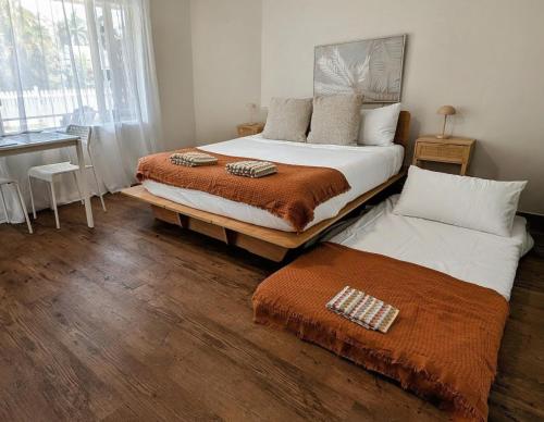 Ένα ή περισσότερα κρεβάτια σε δωμάτιο στο 10 min walk to beach & cafes and a quiet private garden