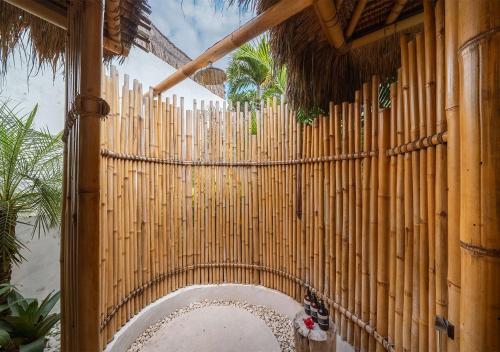 レンボンガン島にあるVilla Lagartoのバスルーム(竹の壁のシンク付)