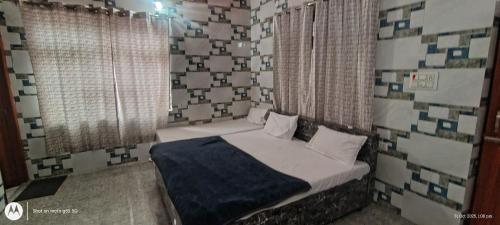 Postel nebo postele na pokoji v ubytování Shri Punjabi atithi nivas 100 metre saryu Ghat 900 metre Ram mandir