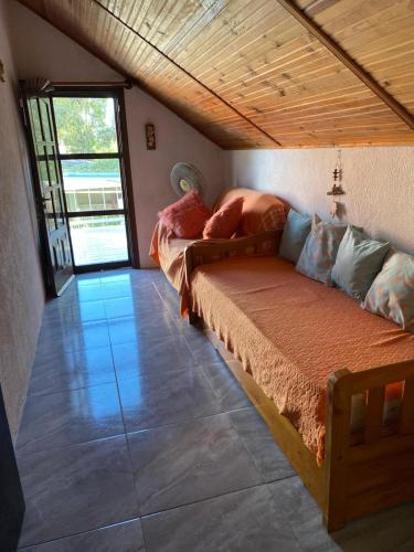 een slaapkamer met een bed in een kamer bij Sin un Vinten in Aguas Dulces