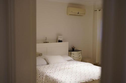 Кровать или кровати в номере Garden Home, luxury apartment in prime zayed