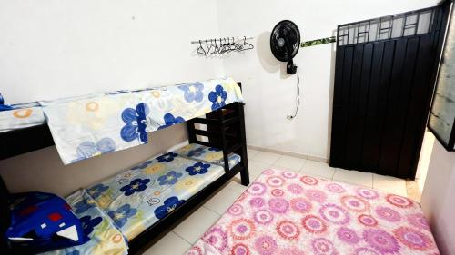 - une petite chambre avec des lits superposés et un lit bébé dans l'établissement My Llano Lindo Américas, à Villavicencio