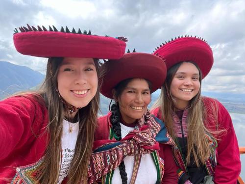 Deux femmes portant des chapeaux mexicains posent pour une photo dans l'établissement Cabañas lago piuray, à Chincheros