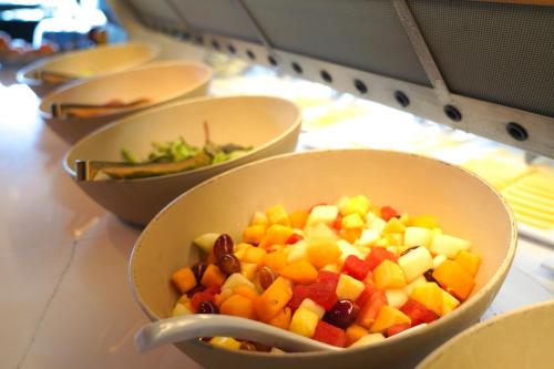 アルクマールにあるHotel Alkmaar - Bar & Restaurantのカウンターの上に果物と野菜が入ったボウル
