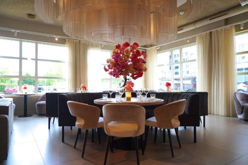 a dining room with a table and chairs at HOTEL ALKMAAR - Bar & Restaurant - Meeting & Events in Alkmaar