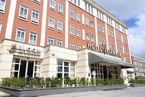 a building with a hotel in front of it at HOTEL ALKMAAR - Bar & Restaurant - Meeting & Events in Alkmaar