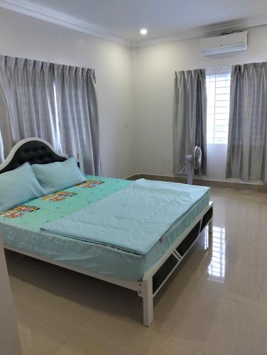 Lida Kampot Guesthouse tesisinde bir odada yatak veya yataklar