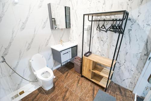 a bathroom with a toilet and a sink at Villa Roemah Restoe Kolam Renang Private in Beran-kidul