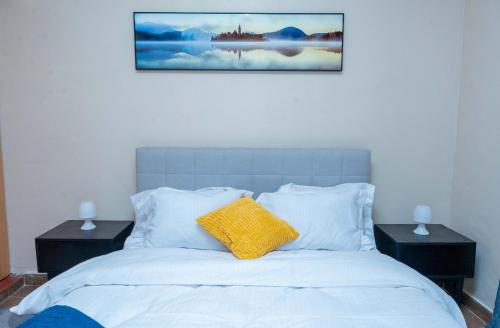 En eller flere senge i et værelse på Pearl Furnished Apartment