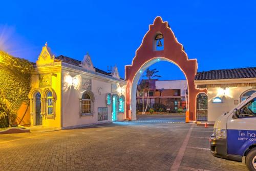 a building with an arch in the middle of a street at Casa Conde Hotel & Apartamentos in San José