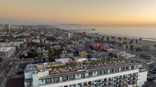 een luchtzicht op een stad en het strand bij Hotel Erwin Venice Beach in Los Angeles
