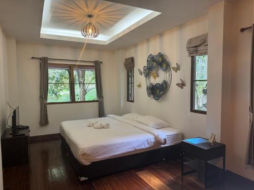 a bedroom with a bed and a ceiling at Evergreen2 เอเวอร์กรีนทู in Ban Pok Nai