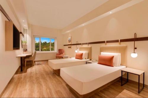 Ένα ή περισσότερα κρεβάτια σε δωμάτιο στο Hotel Rosewood-Near Delhi Airport & Free Airport Drop