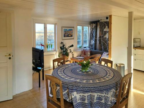 mesa de comedor con mantel azul y blanco en Historic Halland Farm Near The Sea In Bua, en Väröbacka