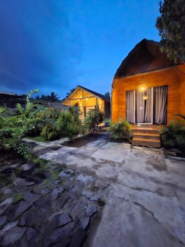 ein Haus mit einer steinernen Einfahrt davor in der Unterkunft Penempuran cottage in Masbagik