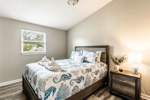 a bedroom with a bed with towels on it at Light & Cozy Oasis in Jacksonville