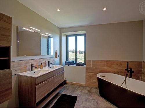 Koupelna v ubytování Gîte de Charme avec Piscine Intérieure Chauffée, Idéal Familles/Amis - FR-1-496-346