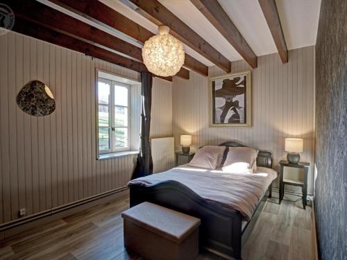 Postel nebo postele na pokoji v ubytování Gîte de Charme avec Piscine Intérieure Chauffée, Idéal Familles/Amis - FR-1-496-346