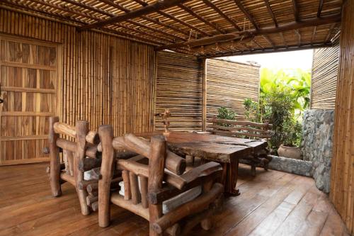 Un comedor con mesa y sillas de madera. en Hotel Nuss, en San Roque