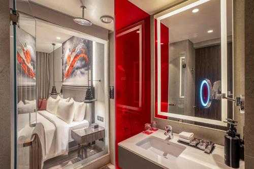 Ένα μπάνιο στο Radisson RED Indore