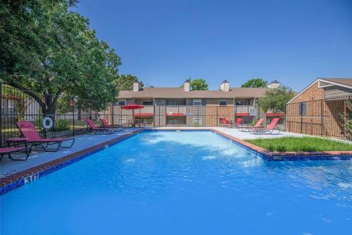 Πισίνα στο ή κοντά στο Sports Fan Getaway less than 2mi to AT&T Stadium Pool and Gym!