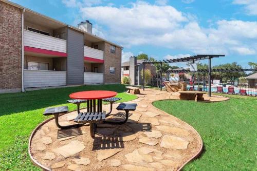 En have udenfor Sports Fan Getaway less than 2mi to AT&T Stadium Pool and Gym!