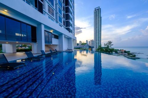 Bazén v ubytování Beachfront Sea View Luxury Private Beach Suites nebo v jeho okolí