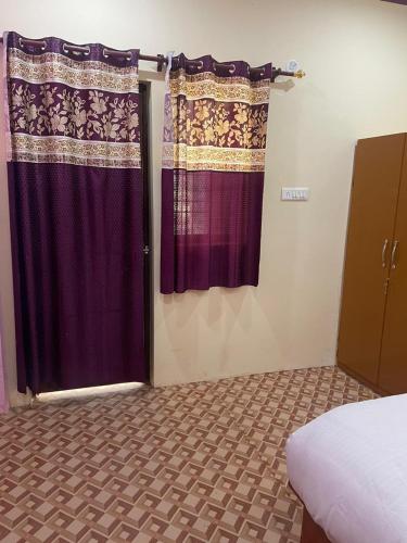 Ένα ή περισσότερα κρεβάτια σε δωμάτιο στο Hills Weather Homestay