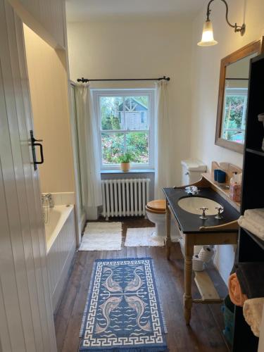 Foto  asuva majutusasutuse Charming 2 bedroom Cottage near Skibbereen with stove and views galeriist