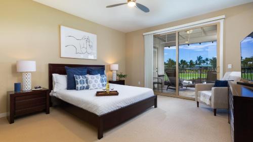 une chambre avec un lit et une porte coulissante en verre dans l'établissement HAWAII BLUE VILLA Charming 3BR Golf Villas Home Close to Pool, à Waikoloa