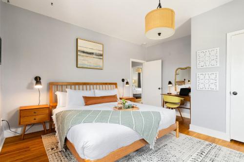 a bedroom with a bed and a desk at King Bed, Near DT and Best Restaurants, Pets OK! in Tacoma