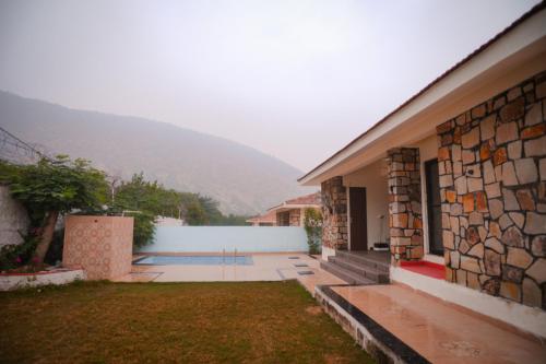 una vista de una casa con patio en Girivan, en Alwar