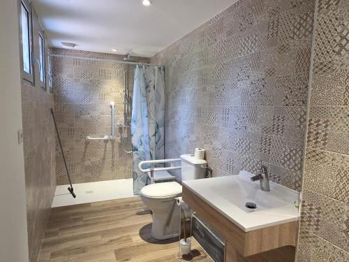 Koupelna v ubytování Gîte de Groupe 36 Pers., Nature & Confort à Louchy-Montfand - FR-1-489-603